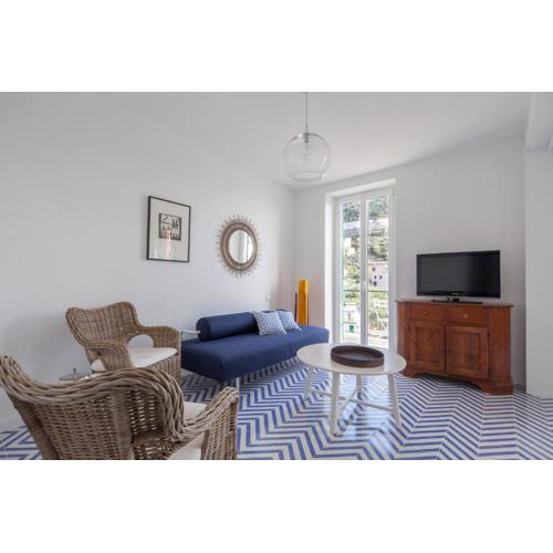 San Giovanni Apt, Seaview terrace, 2 Aircondo BDR, elevator from train docks up, then walk 200mt to home, or by car your Private Garage is 200mt far