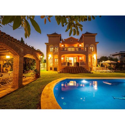San Pedro 6 bedroom villa, heated pool, BBQ, WiFi