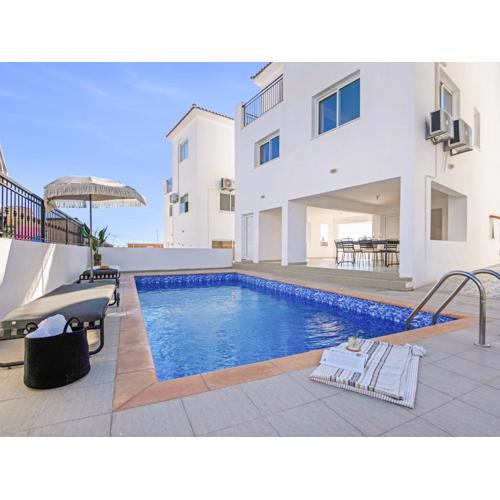 Sanders White Mountains Pool Villas