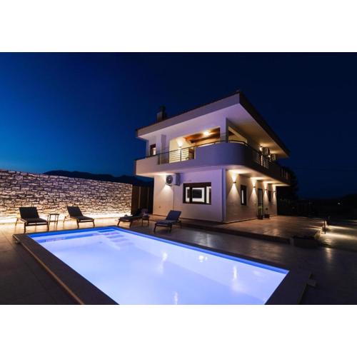 SandShine Luxury Villa