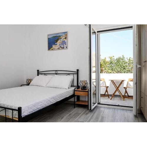 Santorini Life Vibrant Studio Only 50m from the Beach