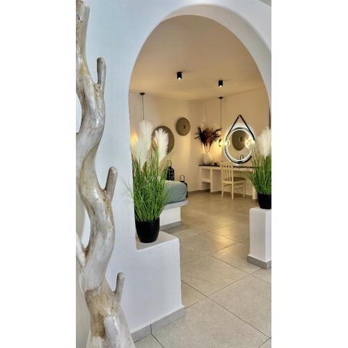 Santorini Miracles Suites, Adults Only
