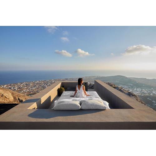 Santorini Sky, The Lodge