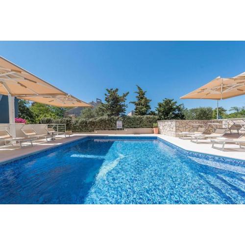 Sargas Suite 3 with pool view