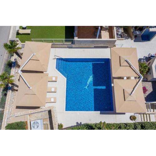 Sargas Suite 5 with pool view