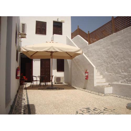 Sarris Studios & Apartments