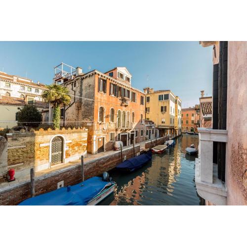 Sartor Apartment with Canal View and Private Court