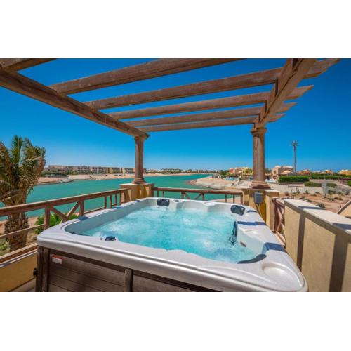 Scenic Views 3 bedroom Villa with private jacuzzi in Sabina