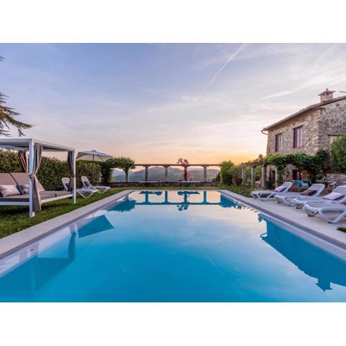 Scenic villa in Lucca with pool