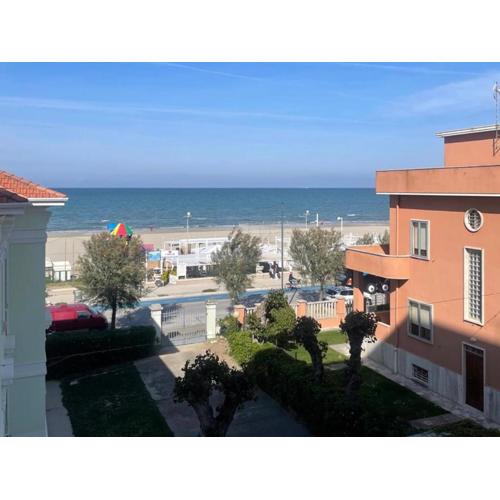 SE141 Comodo bilocale fronte mare