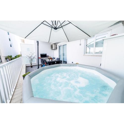 Sea Breeze, Spacious 2-Bedroom LUX Seaside Apartments