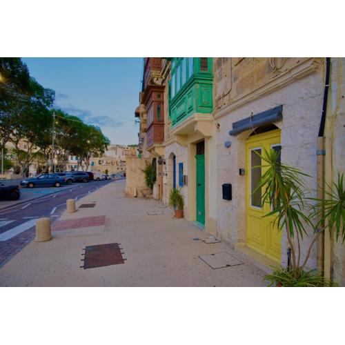Sea Front Studio with Valletta Views