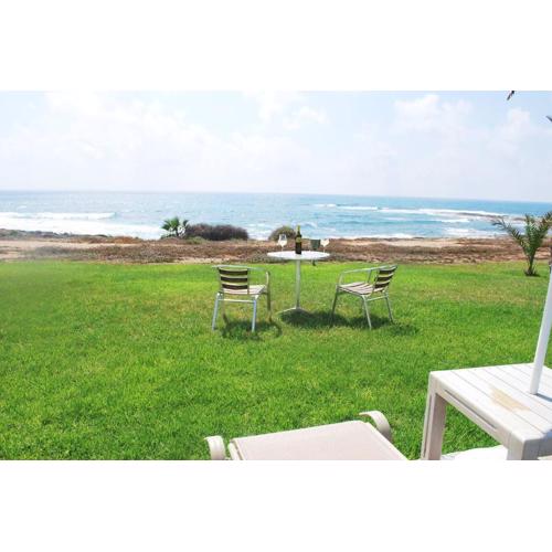 Sea Front Villa, Heated Private Pool, Amazing location Paphos 323