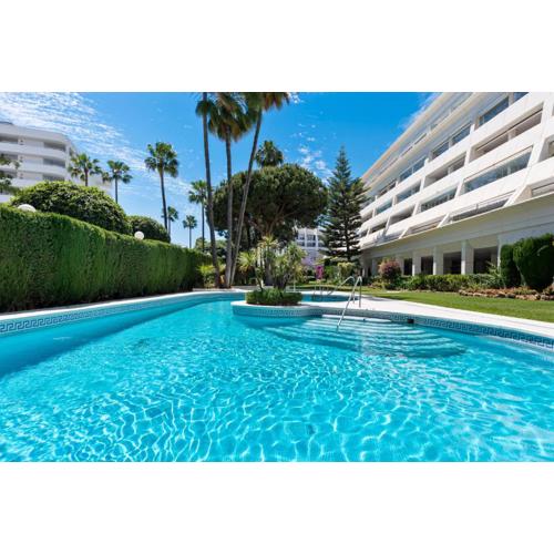 Sea view 2-bedroom apartment with pool
