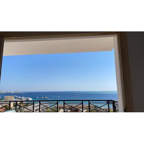 Sea view apartment , in city center front of the sea F 10