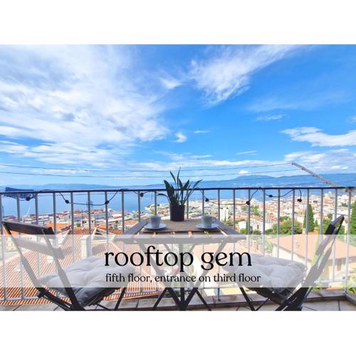 Sea view apartment with free parking