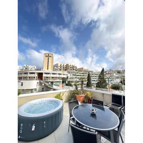 Sea view apartment with jacuzzi in Paceville!