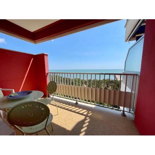 Sea view flat just 70m from the beach