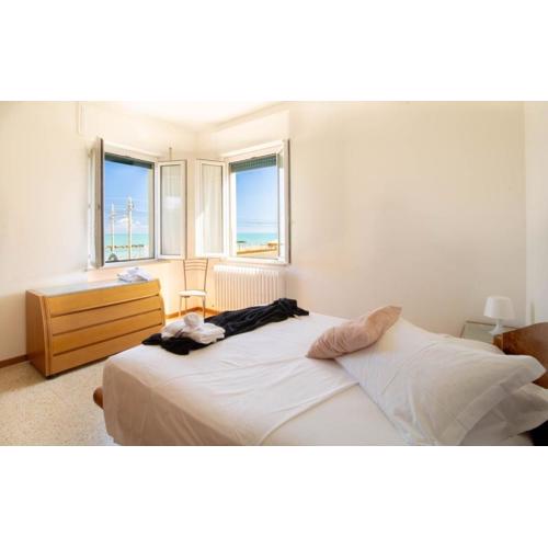 Sea view, private parking and outdoor courtyard