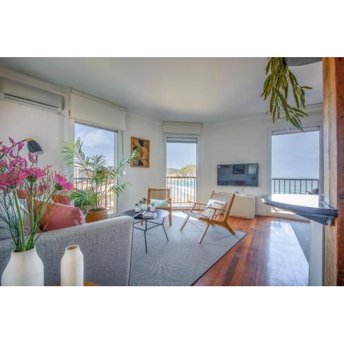 Sea Views from 4 Balconies Walk Score 90