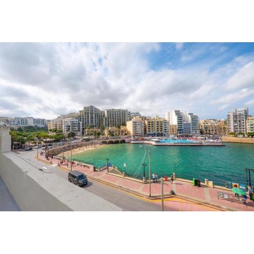 Seafront 3-Bed Palazzino with Jacuzzi, Heart of Balluta