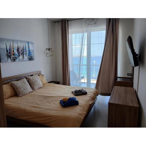Seafront 3 Bedroom Stylish Apt with Spectacular Seaview