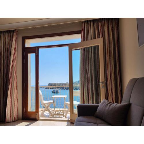 Seafront Apartment - Wifi - Sleeps 6 - ChrisCourt