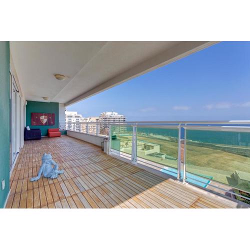 Seafront Apartment in Sliema with Pool, Upmarket Complex