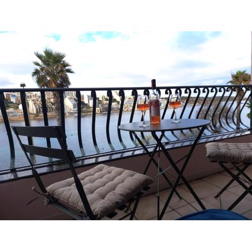 Seafront Apartment in St. Paul\
