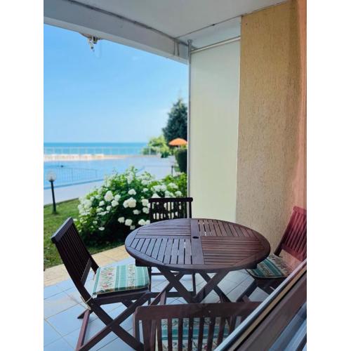 Seafront apartment Lucky