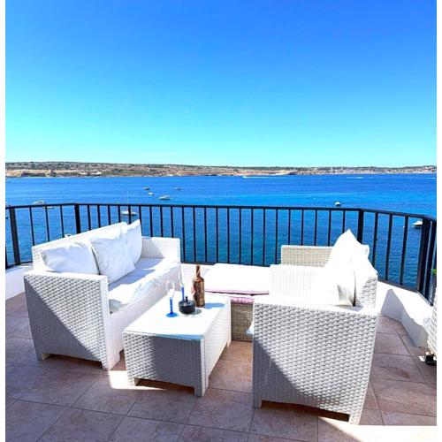 Seafront apartment Terrace, lounger & Panoramic ocean views