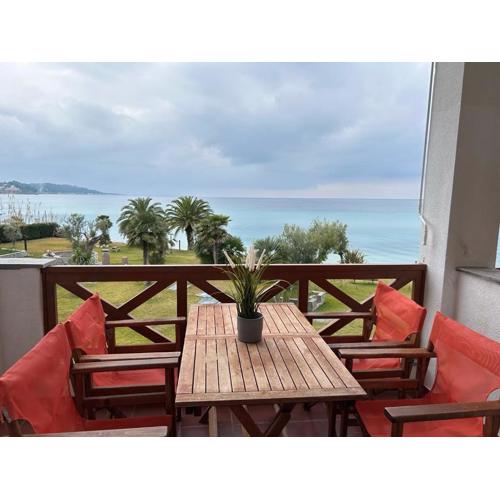 Seafront Family Apartment-Oceanus