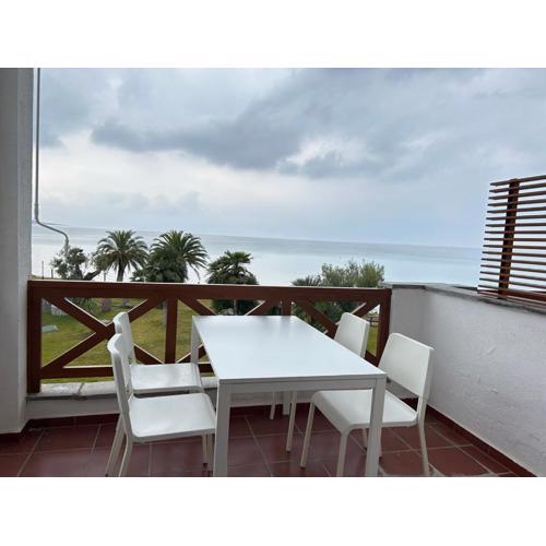 Seafront Family Apartment-Pontus