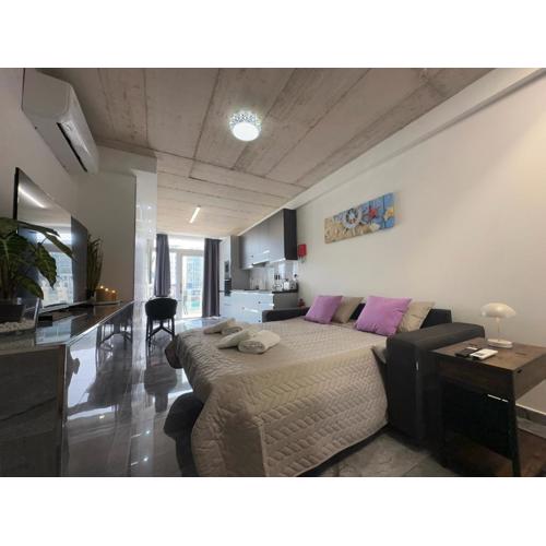 Seafront, lovely modern studio.