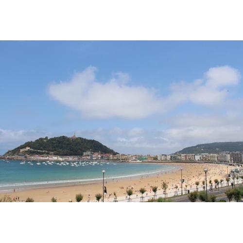 SEAFRONT LUXURY STUDIO - by www,SanSebastianApartments,es