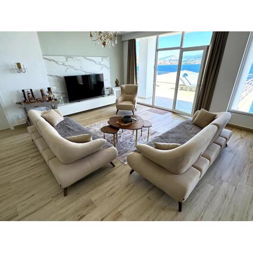 Seafront Oasis Luxury Apartment, with Sae View