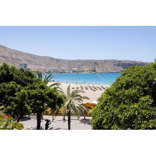 Seafront studio with beach view in the center of Los Cristianos