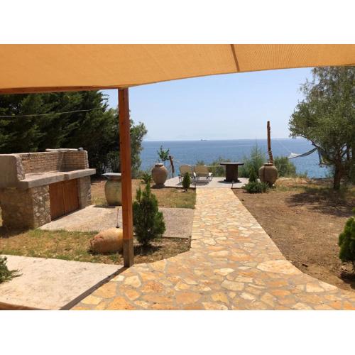 Seafront Studio with direct beach access