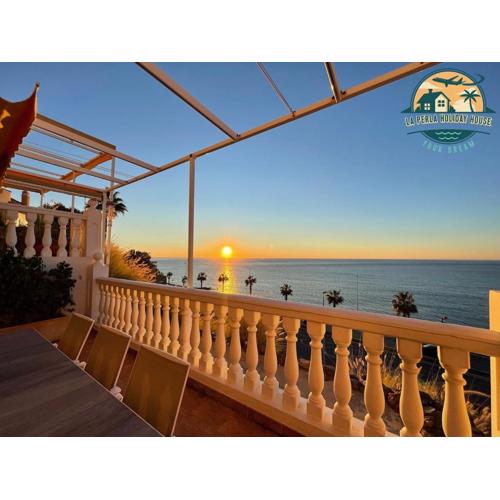 Seafront Townhouse with Stunning Mediterranean Views, pool and garaje