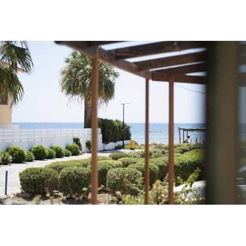 Searenity Seafront house - 50m from the beach