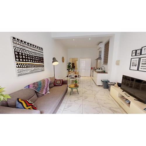 Seaside Apartment Steps Away From The Sea