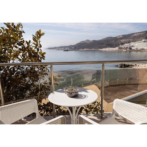 Seaside Bliss- Elegant 1BD with Stunning View by Flat Mаnager