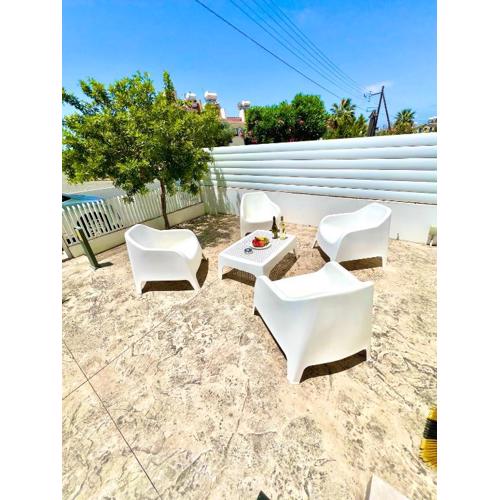 Seaside Escape - Charming Sunlit 2BR Flat