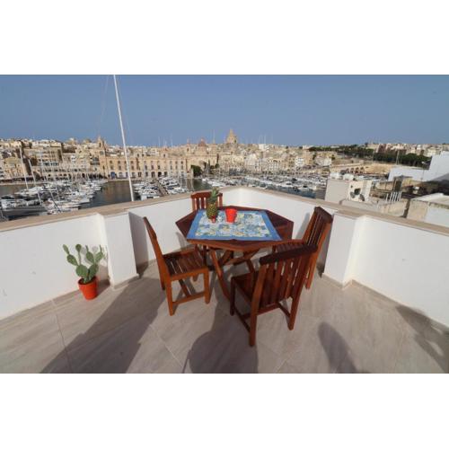 Seaside Independent Townhouse with Lift & Free Parking