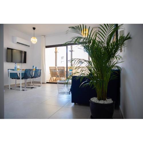 Seaside Modern Flat with Pool Queens Gardens 211
