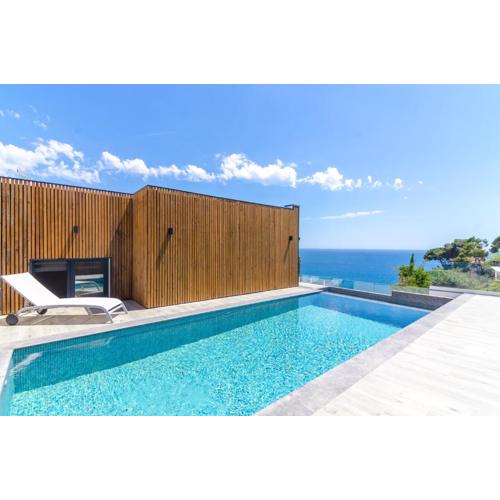 Seaside villa in Lloret de Mar with garden and pool view