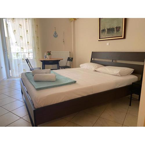 Seaview 2nd flr. apt. next to the beach, wifi,a/c,p/c media.