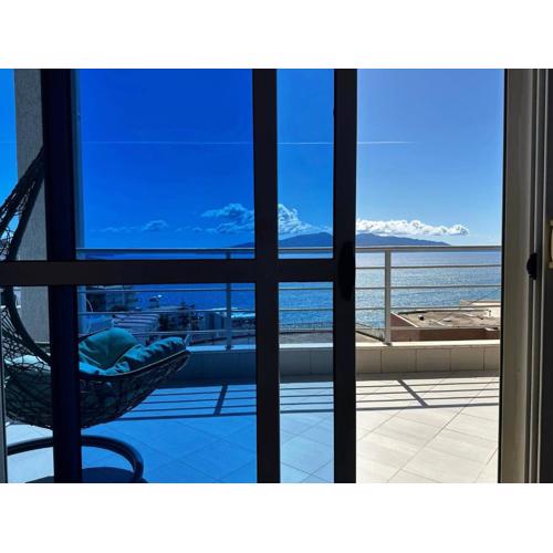Seaview apartment! Public Parking near the app!