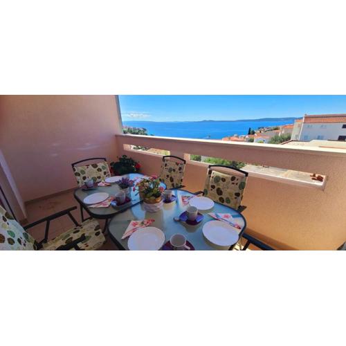 Seaview Apt, communal swimming pool, 250m to beach, parking, 4km to Trogir old town