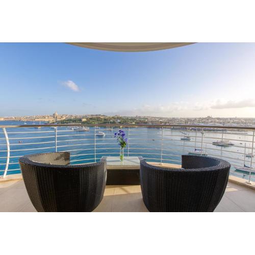 Seaview Luxury 3Br Apartment in Sliema